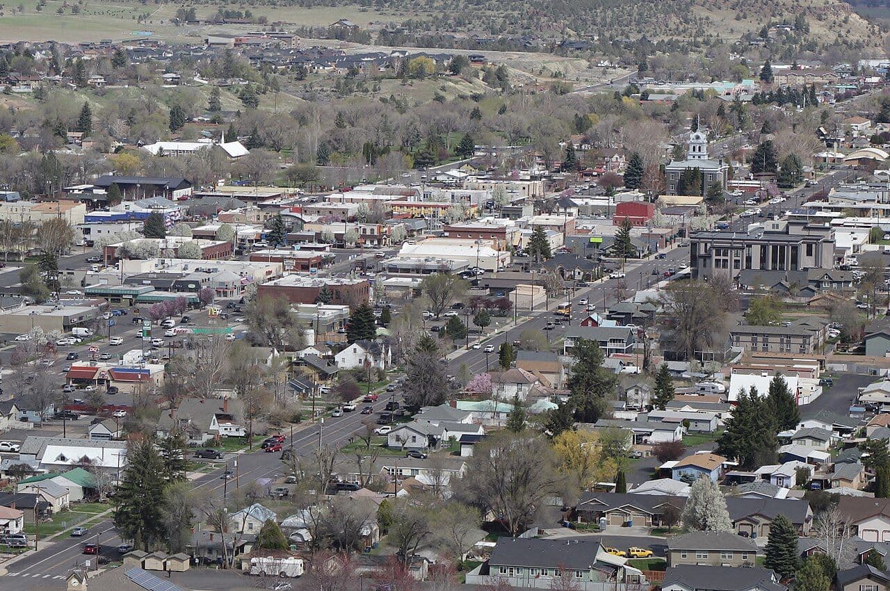 Downtown Prineville from the Ochoco State Scenic Viewpoint, with the county courthouse at its centre.